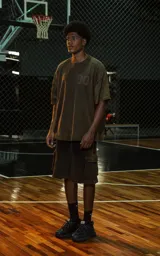 Remera de manga corta y cuello redondo, corte oversize, color marrón oscuro con efecto batik/lavado. Presenta el número "90" estampado en el pecho en un tono ligeramente más oscuro.