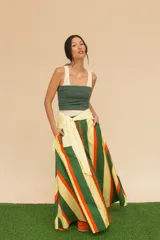 Pollera larga de algodón con rayas verticales en verde, amarillo y naranja.