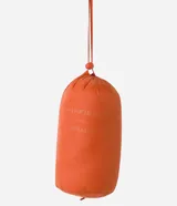Campera puffer ultraligera color beige, con cuello alto, cierre por cremallera y bolsillos con cremallera. Incluye bolso de almacenamiento.