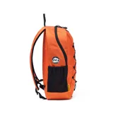 Mochila azul con logo de Caterpillar en blanco, con bolsillo frontal con cordones elásticos cruzados, bolsillos laterales de malla y elementos reflectantes.
