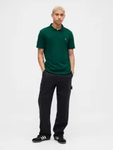 Chomba de hombre color bordó con cuello polo, manga corta y logo bordado de un oso en el pecho.