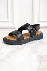 Sandalia de cuero negra con tiras anchas cruzadas y suela track.