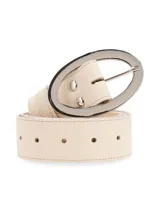 Cinturón ancho de cuero color crudo con hebilla ovalada plateada.