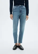 Pantalón de jean celeste de tiro alto, corte mom fit y largo al tobillo.