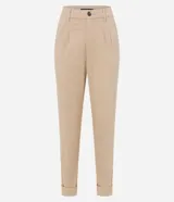 Pantalón de jean color beige, corte mom, con trabillas en la cintura, pliegues delanteros, cierre tradicional y bajo con dobladillo.