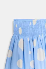 Minifalda celeste con estampado de lunares blancos, cintura elastizada y corte acampanado.