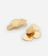 Par de caravanas doradas con forma de flor con pétalos texturizados.