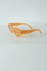 Lentes de sol color naranja con forma cat-eye.
