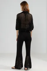 Pantalón negro tejido 100% algodón con punto abierto en la parte inferior, estilo Oxford.