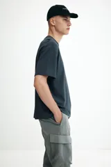 Remera azul de corte holgado, cuello redondo y mangas cortas.