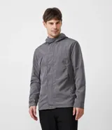 Campera gris de poliéster con capucha, cierre frontal con cremallera y botones a presión.