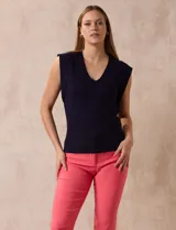 Buzo tejido en hilado fino color beige, con escote en V y sin mangas.