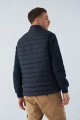 Chaleco de nylon azul marino para hombre con logo en goma y bolsillos con cierre.