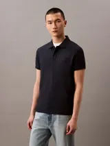 Chomba de piqué de algodón color azul marino, corte regular, con cuello clásico y tapeta de dos botones. Logo de la marca bordado en el pecho.