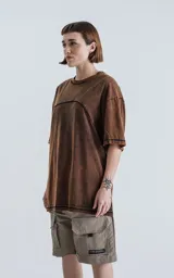 Remera marrón de cuello redondo y corte oversize, confeccionada en algodón premium con proceso de batik artesanal.