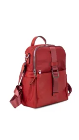 Mochila roja combinada de tela impermeable y símil cuero, con correa corta para usar como cartera. Incluye un bolsillo grande con cierre al frente y bolsillos laterales.