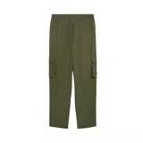 Pantalón cargo Puma Ess Woven color verde oliva, con cintura elástica ajustable, bolsillos laterales y logo de la marca bordado en blanco.