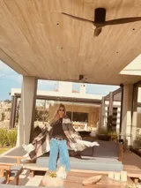 Ruana rectangular tejida en lana con patrón a rayas y flecos. Puede usarse como prenda o como pie de cama.