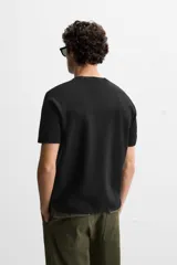 Camiseta celeste de punto con hilatura de mezcla de algodón, corte relaxed fit, cuello redondo, manga corta y acabados en rib.
