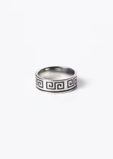 Anillo de acero quirúrgico plateado con diseño labrado de guarda griega en color negro.