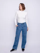 Jean de algodón estilo Loose Fit, con cortes en la parte delantera y bolsillos traseros con solapas.