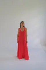 Vestido largo color rojo, de breteles finos y escote en V.