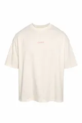 Remera negra de corte oversize con estampa en la espalda en color rojo que dice: "ASCEND THROUGH DISCIPLINE AND CONSISTENCY WHEN ONE IS WATCH".