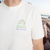 Remera color crema de algodón peinado con cuello redondo y estampado pequeño en el pecho con el logo de la marca Roark y la frase "Seek & Explore".