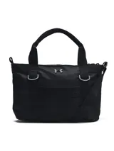 Bolso tote negro Under Armour con doble asa corta y correa larga regulable. Presenta logo plateado de la marca en el frente y bolsillo frontal con textura.