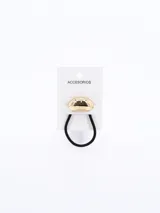 Colero con adorno dorado en forma de domo y elástico negro.