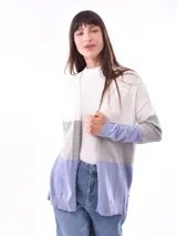 Cárdigan abierto de tejido de punto, con diseño a bloques de color blanco, gris y celeste.