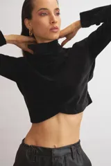 Pantalón sastrero negro de corte amplio, con pinzas y bolsillos laterales.