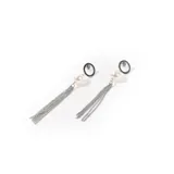 Aros colgantes con base circular negra, perla blanca y flecos de cadenas plateadas.