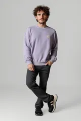 Pantalón de jean negro, corte recto, con bolsillos delanteros y traseros.