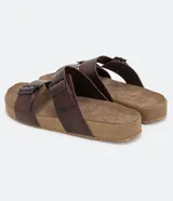 Sandalias tipo slide de cuero color marrón con dos tiras anchas ajustables con hebillas metálicas. Suela plana con textura. Marca Viko.