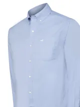 Camisa de manga larga color blanco, con diseño clásico y cuello abotonado.