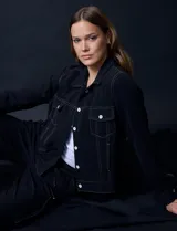 Campera liviana negra marca Ninety con abertura central con botones y bolsillos delanteros.