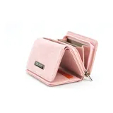 Billetera corta de símil cuero color beige claro, con cierre de broche a presión en la solapa principal. Presenta múltiples compartimentos internos para tarjetas y billetes, y un bolsillo exterior con cierre en la parte posterior. Lleva una placa metálica con el logo de la marca.