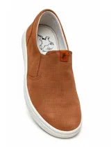 Zapato slip-on color marrón con capellada de cuero sintético microperforado, elástico lateral y suela blanca.