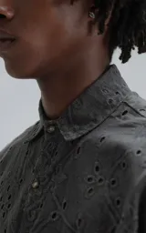 Camisa de manga corta, corte oversize, color negro con efecto desgaste. Confeccionada en algodón bordado (broderie) con diseño floral y calado.