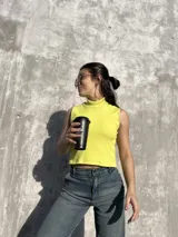 Musculosa verde lima de morley elastizado, con cuello alto y corte ajustado.