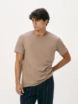 Camiseta básica de manga corta y cuello redondo, color celeste claro, de calce regular.