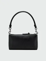 Bandolera Marc Jacobs modelo The Snapshot DTM Convertible Shoulder Bag, color negro con logo doble J metálico al frente.