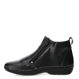 Bota corta de cuero color marrón claro, con cierre lateral y detalle de costuras en la puntera.