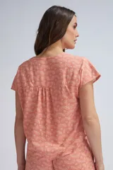 Blusa salmón con estampado de abanicos en color crudo, escote en V y cierre frontal con botones.