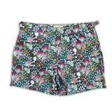 Short de baño con estampado floral en tonos violeta, azul y blanco. Cuenta con pretina fija con hebillas metálicas laterales, botón a presión, cierre frontal, tres bolsillos y mesh interior hipoalergénico.
