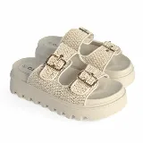Sandalias con plataforma color beige, con capellada tejida y hebillas doradas.