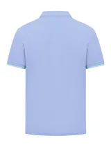Remera polo celeste de piqué de algodón con cuello clásico, tapeta de dos botones y logo bordado en el pecho. Puños con ribete a contraste.
