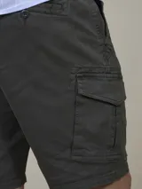 Bermuda de gabardina negra con bolsillos cargo laterales y corte recto.