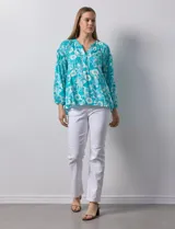 Blusa de gasa estampada marca Zac & Rachel. Tiene cuello a la base, escote en V con apertura y botones. Las mangas son 3/4 con frunce. Tiene detalle de crochet en hombros y delantera.